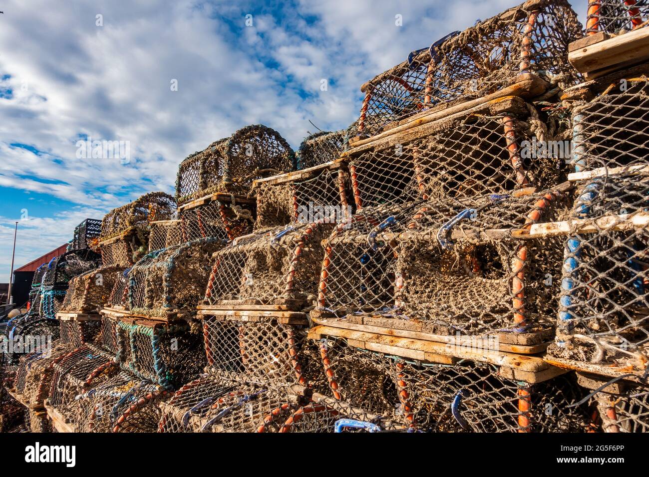 In Schottland stapelten sich auf einer Hafenseite Fischfangkreale Stockfoto