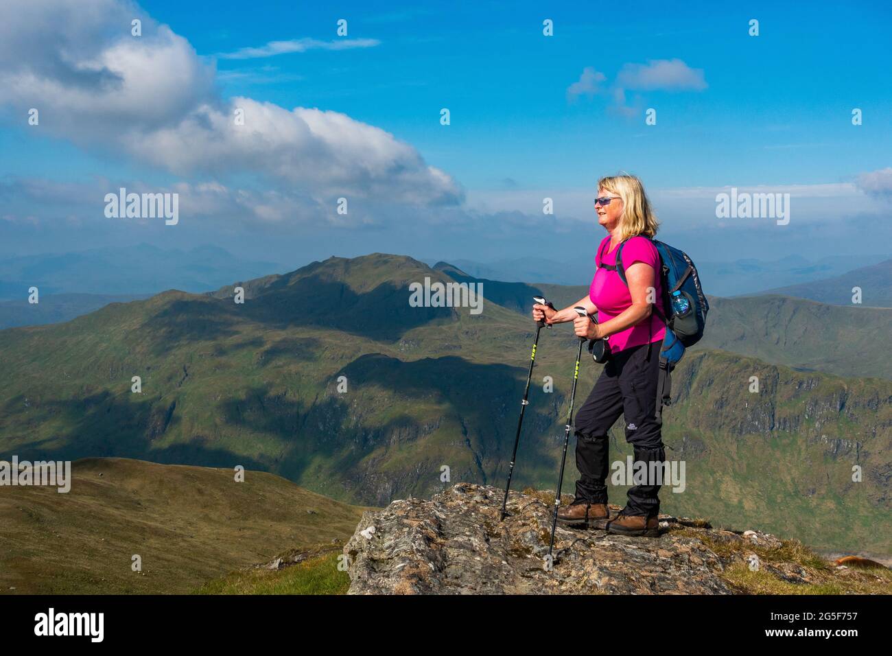 Walker vor dem Tarmachan-Grat, vom Weg nach Meall Corranaich gesehen, mit dem munro-Gipfel von Meall Nan Tarmachan in Schottland sichtbar Stockfoto