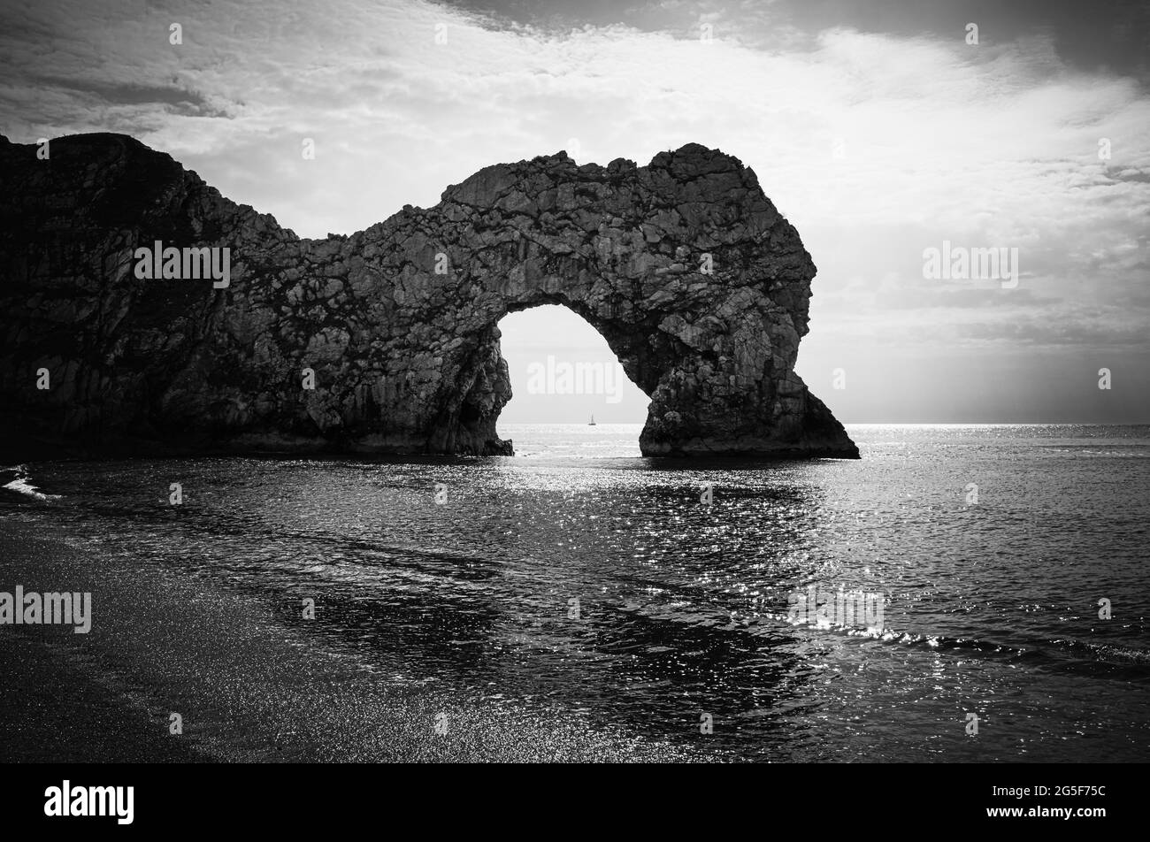 Am späten Nachmittag haben Sie einen Blick auf die malerische Felsformation Durdle Door auf der zum Weltkulturerbe der Jurassic Coast gehörenden Stätte in Dorset im Südwesten Englands Stockfoto