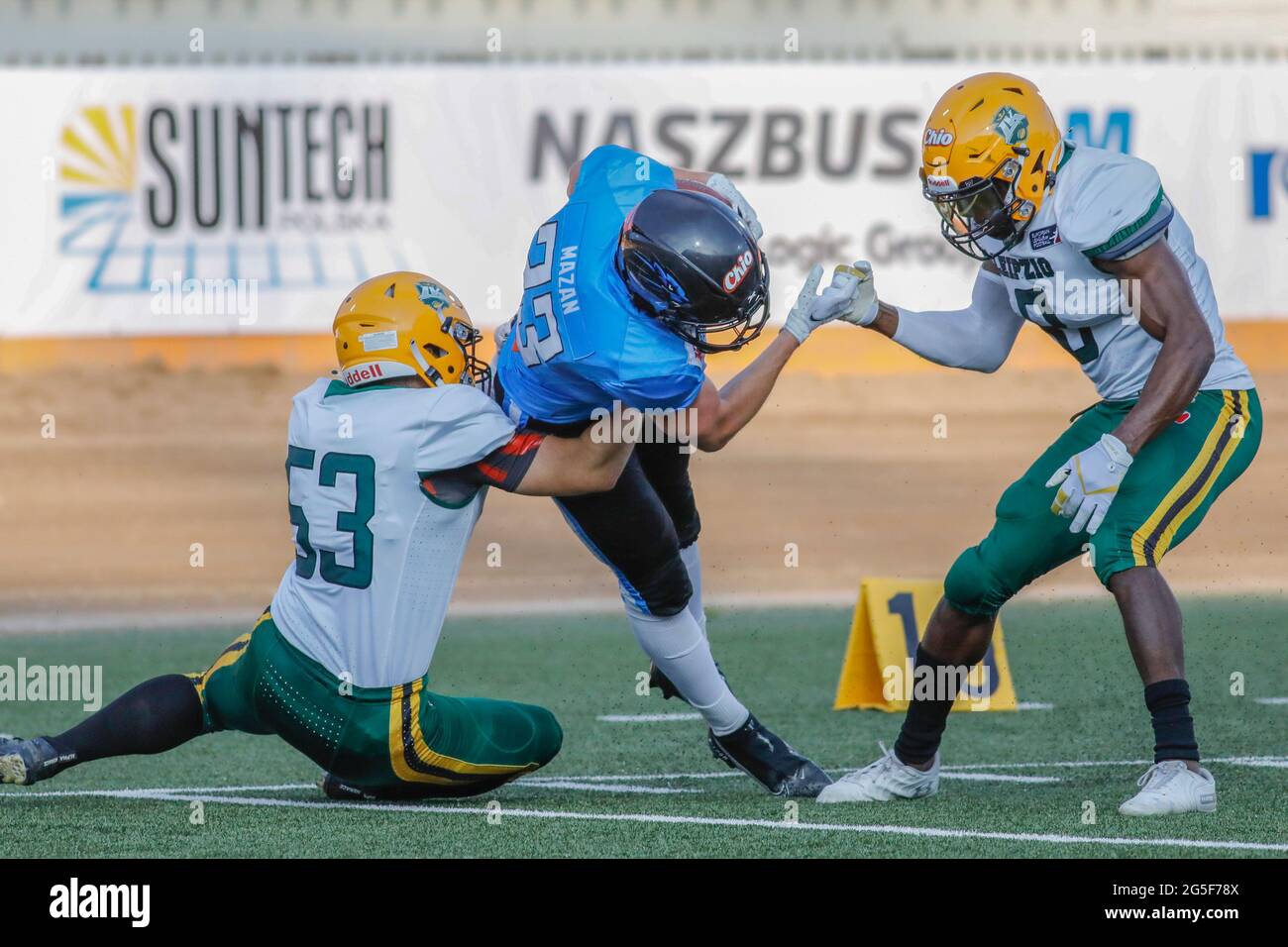 Polen. Juni 2021. Europäische Liga des Fußballs: Panthers Wroclaw (blaue Hemden) gegen Leipziger Könige (weiße Hemden) im Olympiastadion in Breslau, Polen am 26. Juni 2021 im Bild: Jakub Mazan (23) mit Ball, Pascal Topolewski (53), Alpha Jalloh (8) Credit: Piotr Zajac/Alamy Live News Stockfoto