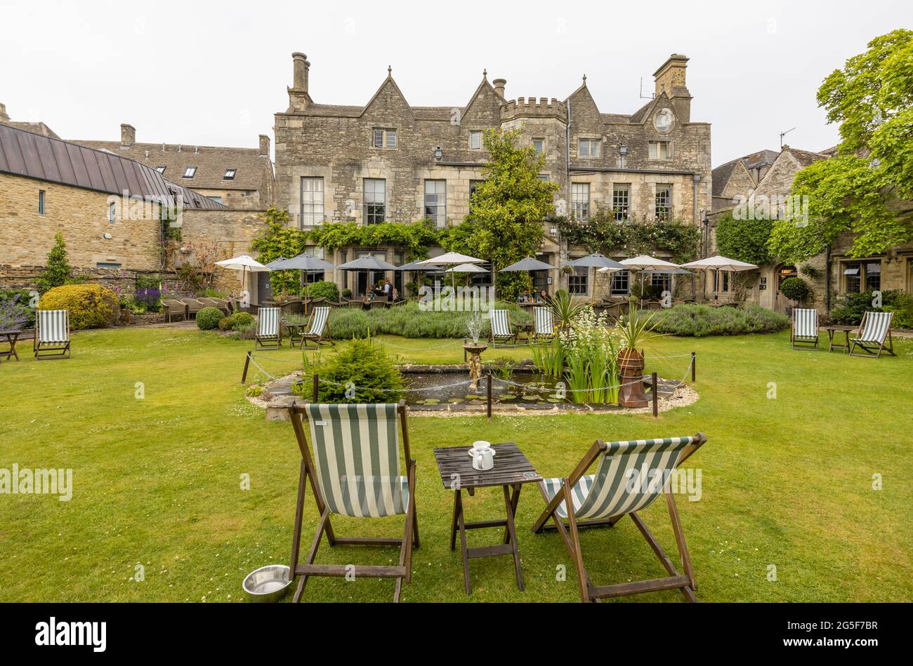 Der hintere Garten und die Fassade des Close Hotels in Tetbury, einer historischen Wollstadt in den Cotswolds in Gloucestershire, Südwestengland an einem nassen Tag Stockfoto