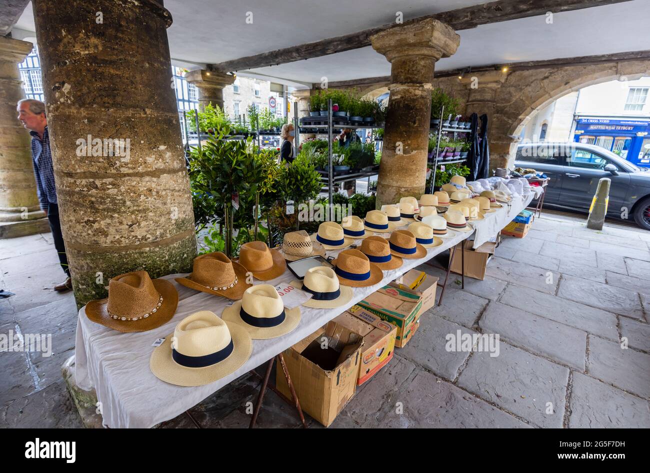 Hutstand für Herren im Market House, einem von Cotswold geplünderten Markthaus in Tetbury, einer historischen Wollstadt in den Cotswolds, Gloucestershire, SW-England Stockfoto