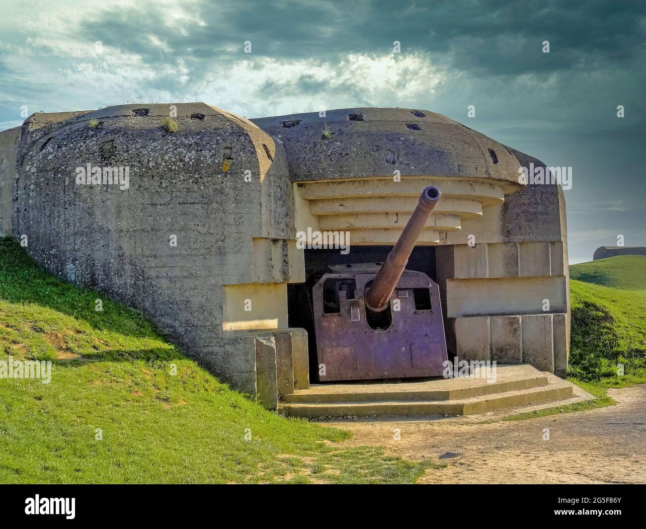 Restos de las baterias alemanas ubicadas sobre los acantilados de Longues sur Mer. Stockfoto