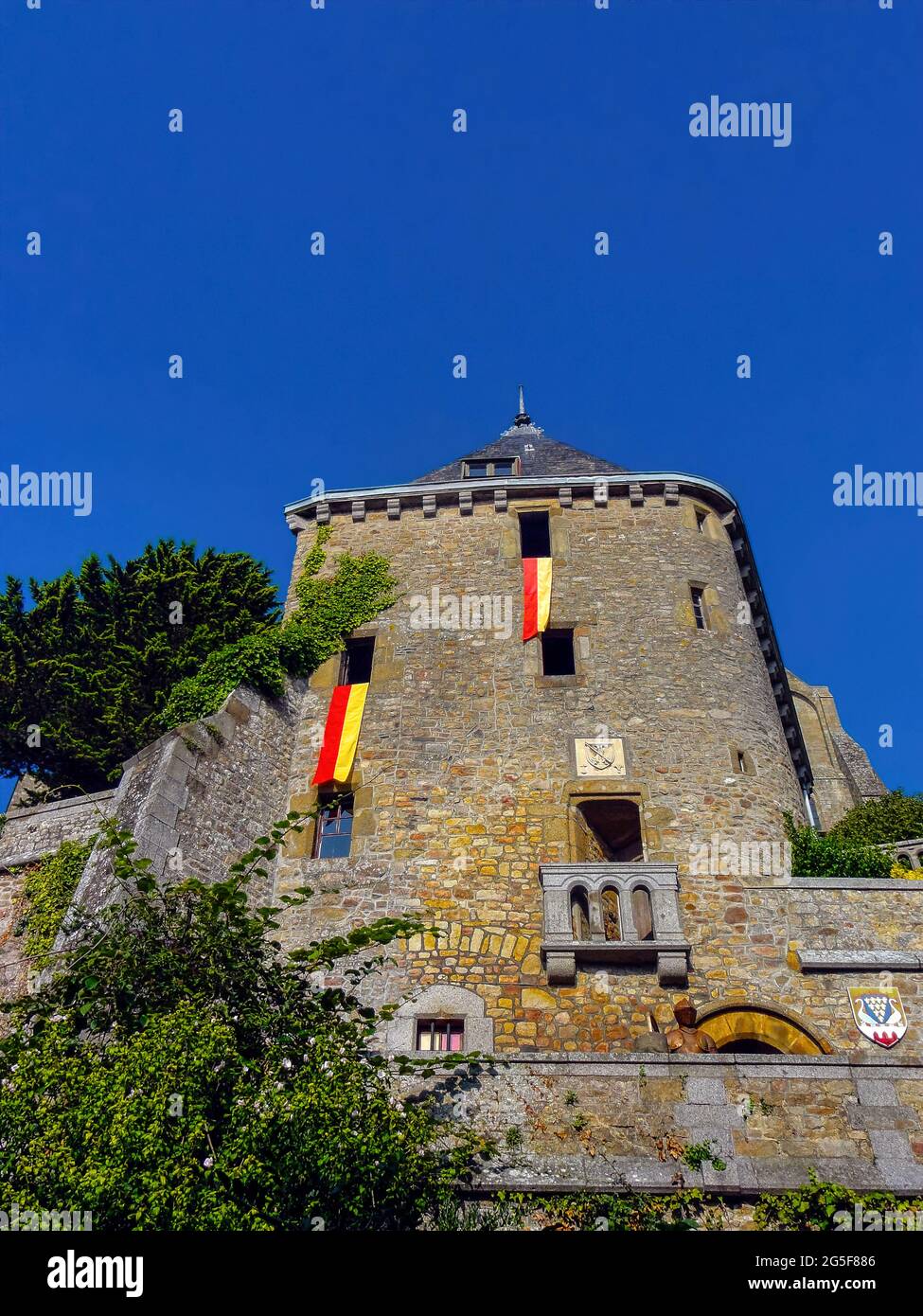 Original como pocos lugares en el mundo, el Mont-Saint-Michel es una paradoja fabulosa. Stockfoto