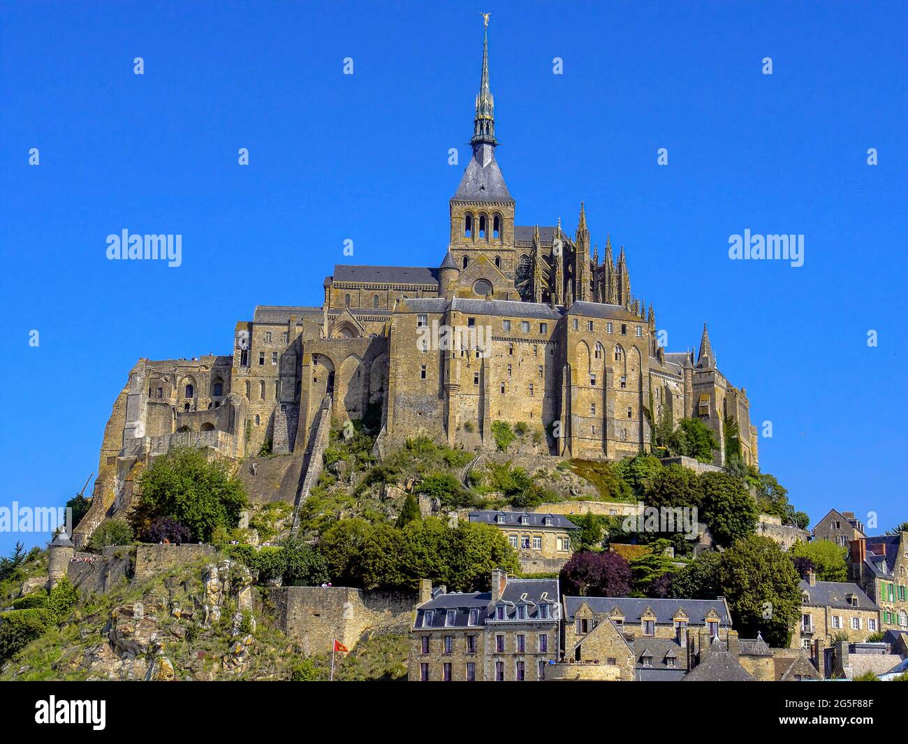 Original como pocos lugares en el mundo, el Mont-Saint-Michel es una paradoja fabulosa. Stockfoto