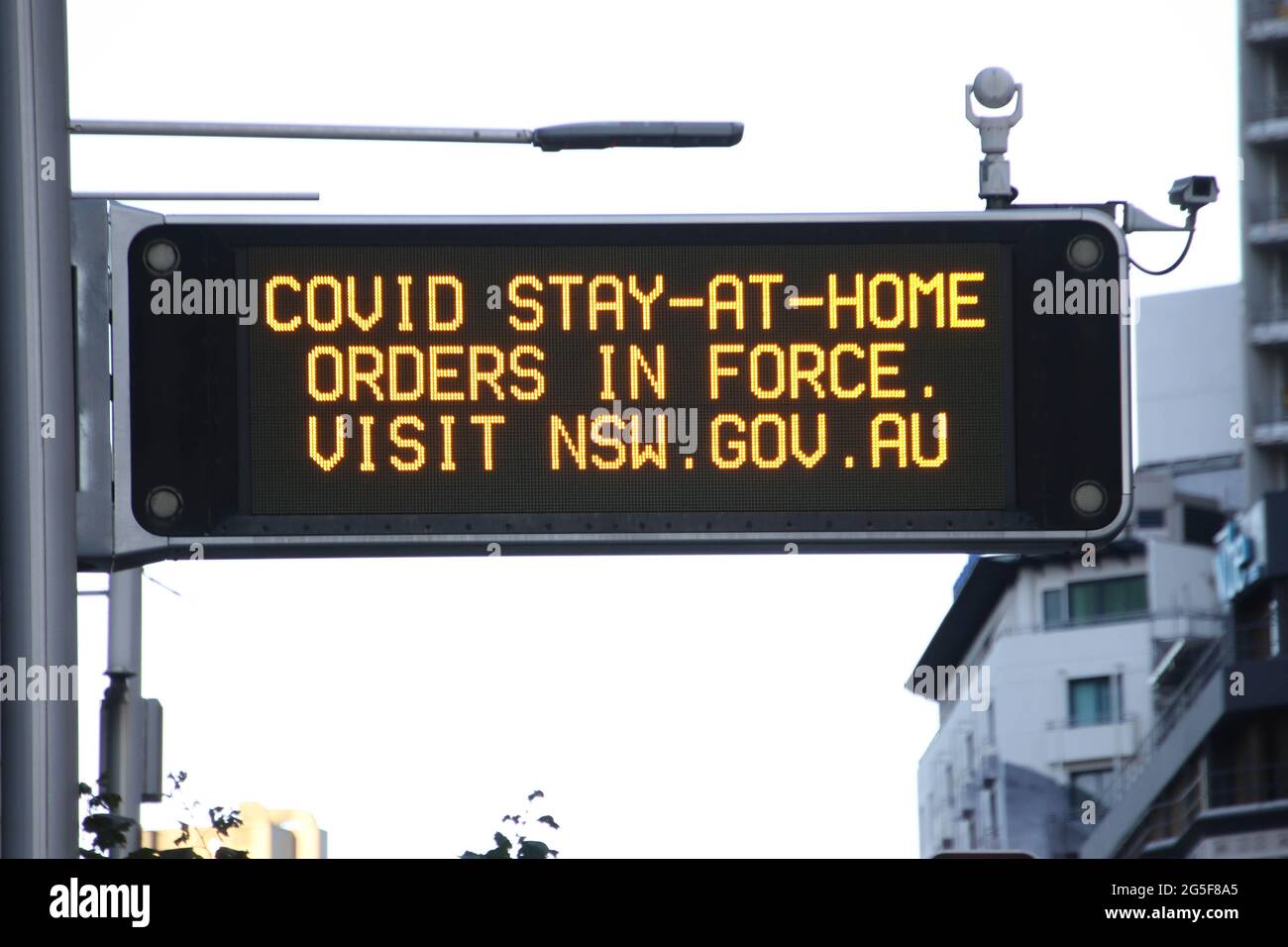 Sydney, Australien. Juni 2021. Nach einem Ausbruch des Covid-19 (Coronavirus) gelten die Bestellungen für den Aufenthalt zu Hause für den Großraum Sydney. Die zweiwöchige Sperrung mit „Stay-at-Home“-Bestellungen dauert bis Mitternacht, Freitag, den 9. Juli. Bild: Ein Schild über der Straße weist darauf hin, dass Covid zu Hause bleiben Befehle in Kraft sind. Kredit: Richard Milnes/Alamy Live Nachrichten Stockfoto