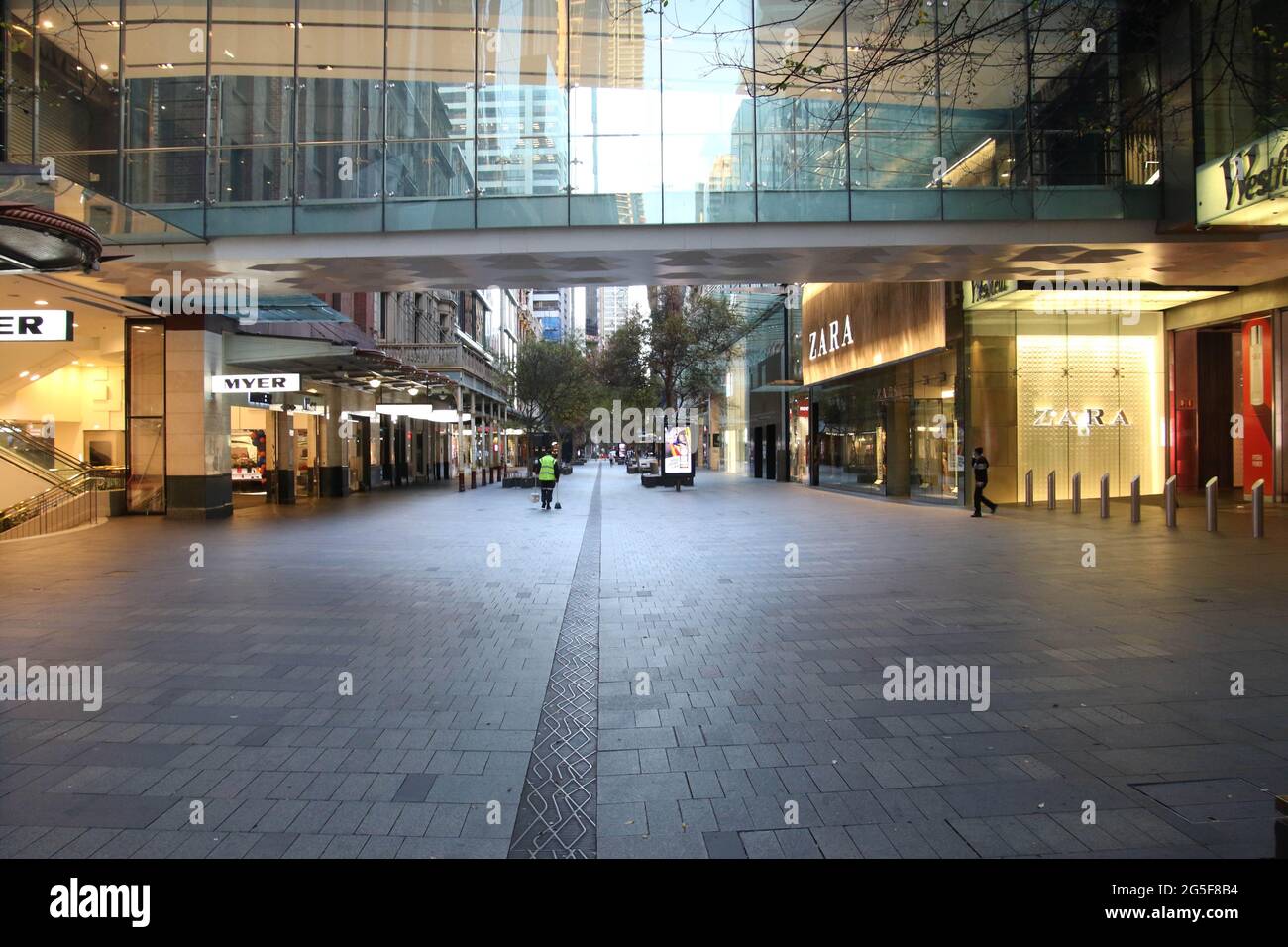 Sydney, Australien. Juni 2021. Nach einem Ausbruch des Covid-19 (Coronavirus) gelten die Bestellungen für den Aufenthalt zu Hause für den Großraum Sydney. Die zweiwöchige Sperrung mit „Stay-at-Home“-Bestellungen dauert bis Mitternacht, Freitag, den 9. Juli. Im Bild: Die meist geschäftige Pitt Street Mall wirkt menschenleer. Kredit: Richard Milnes/Alamy Live Nachrichten Stockfoto