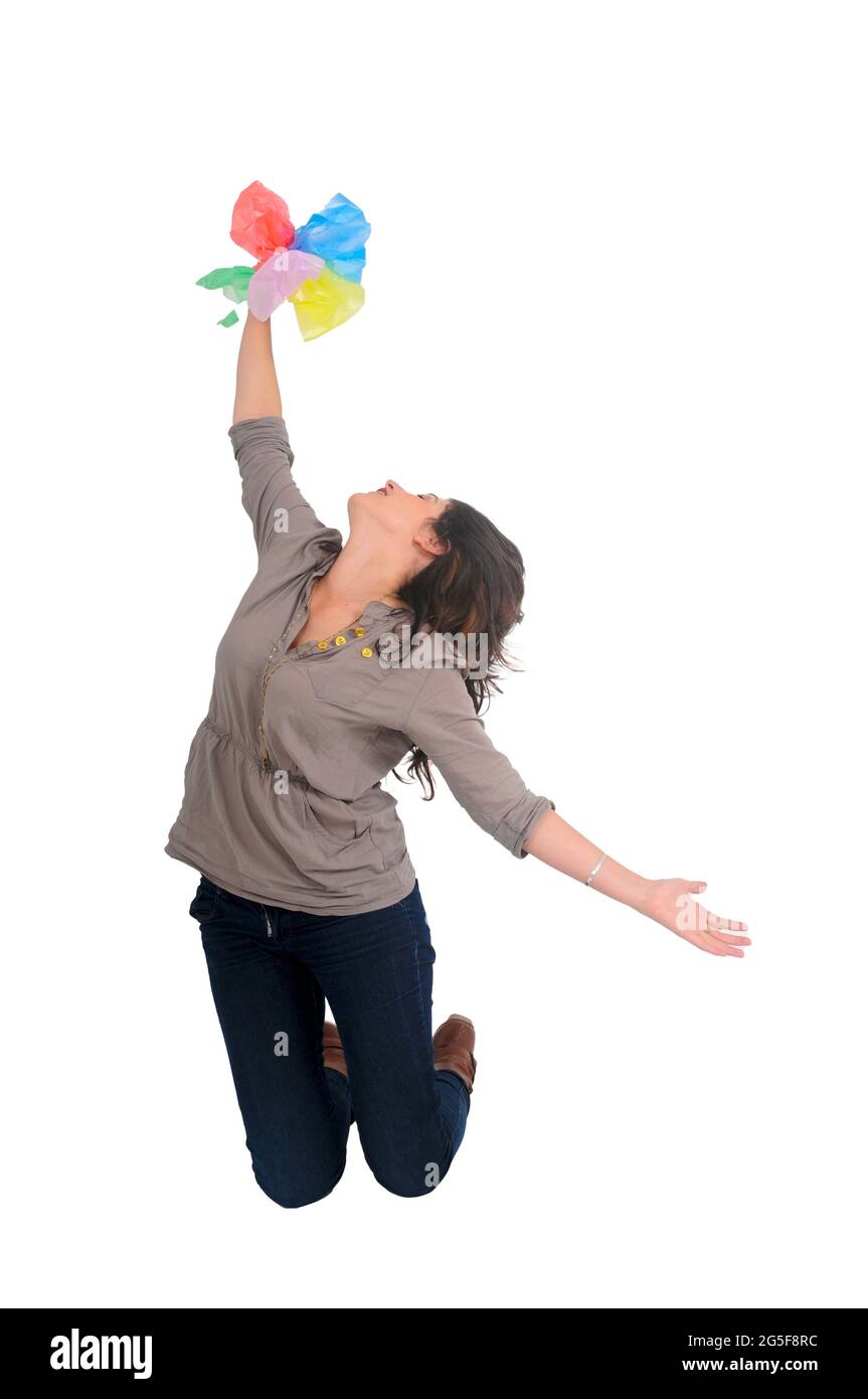 Zero Waste Konzept - junge Frau verwendet Plastiktüten in Blumen Studio auf weißem Hintergrund aufgenommen wiederverwendet Stockfoto