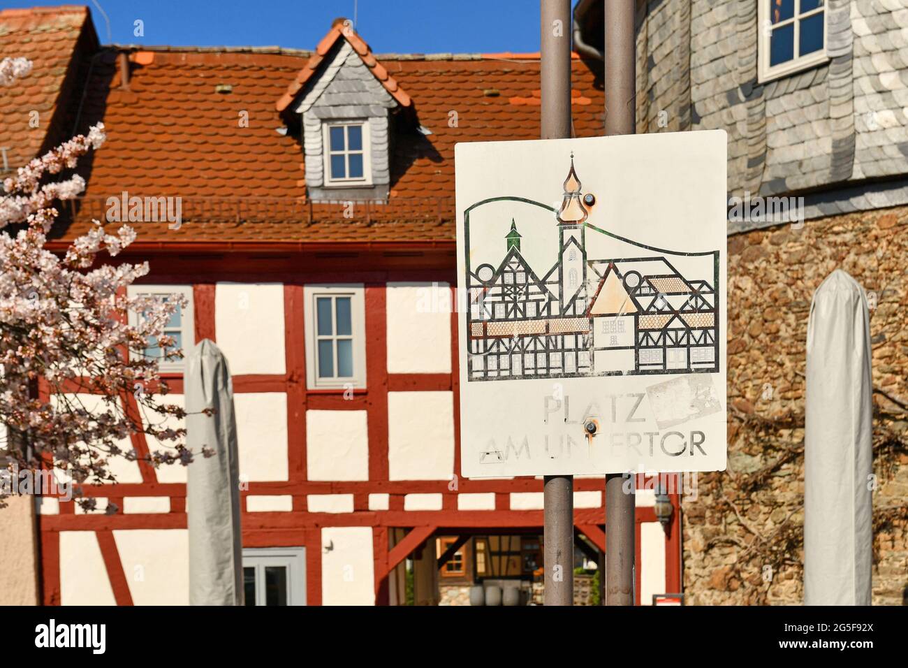 Hofheim, Deutschland - März 2021: Schild für den alten historischen Platz 'Platz am Untertor' an der alten Stadtmauer von Hofheim Stockfoto