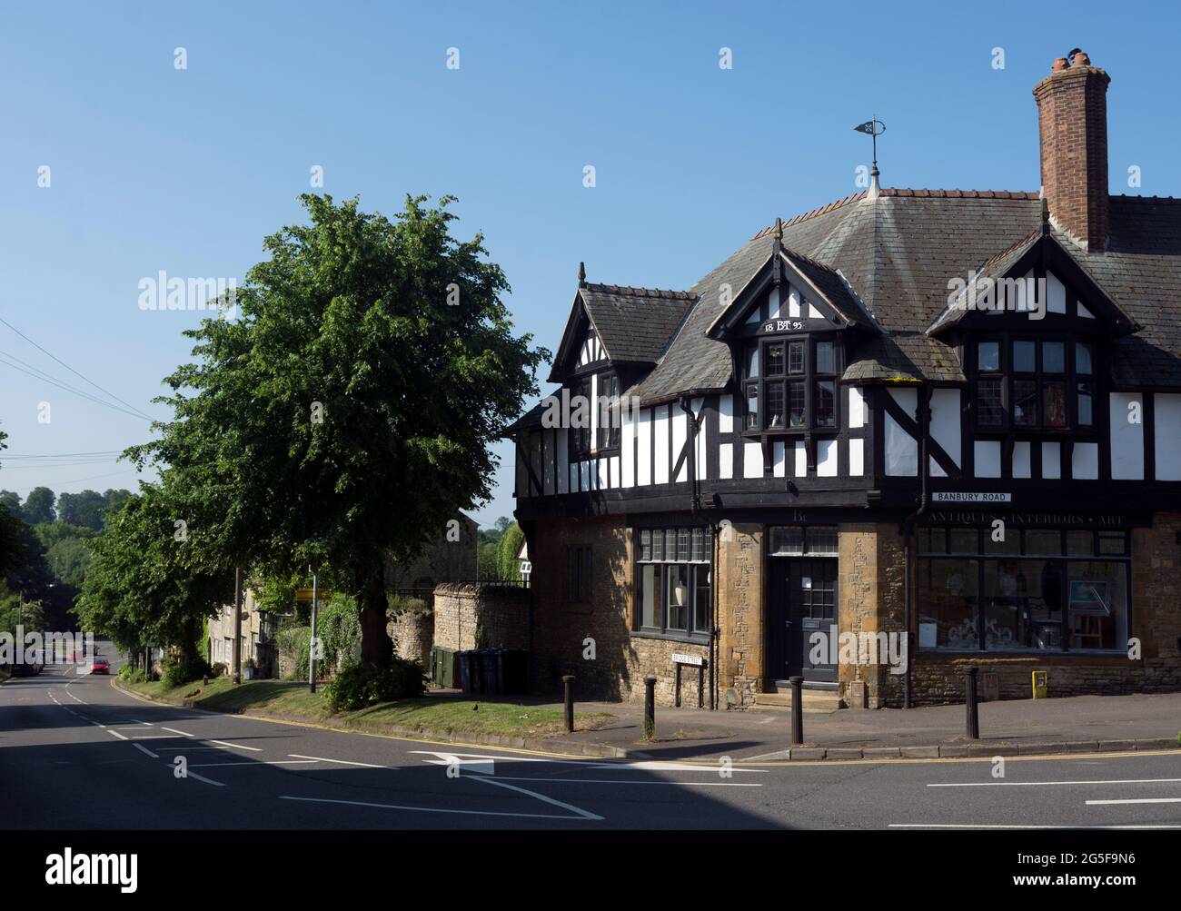 Ein Gebäude an der Ecke Bridge Street und Banbury Road, Brackley, Northamptonshire, England, Großbritannien Stockfoto