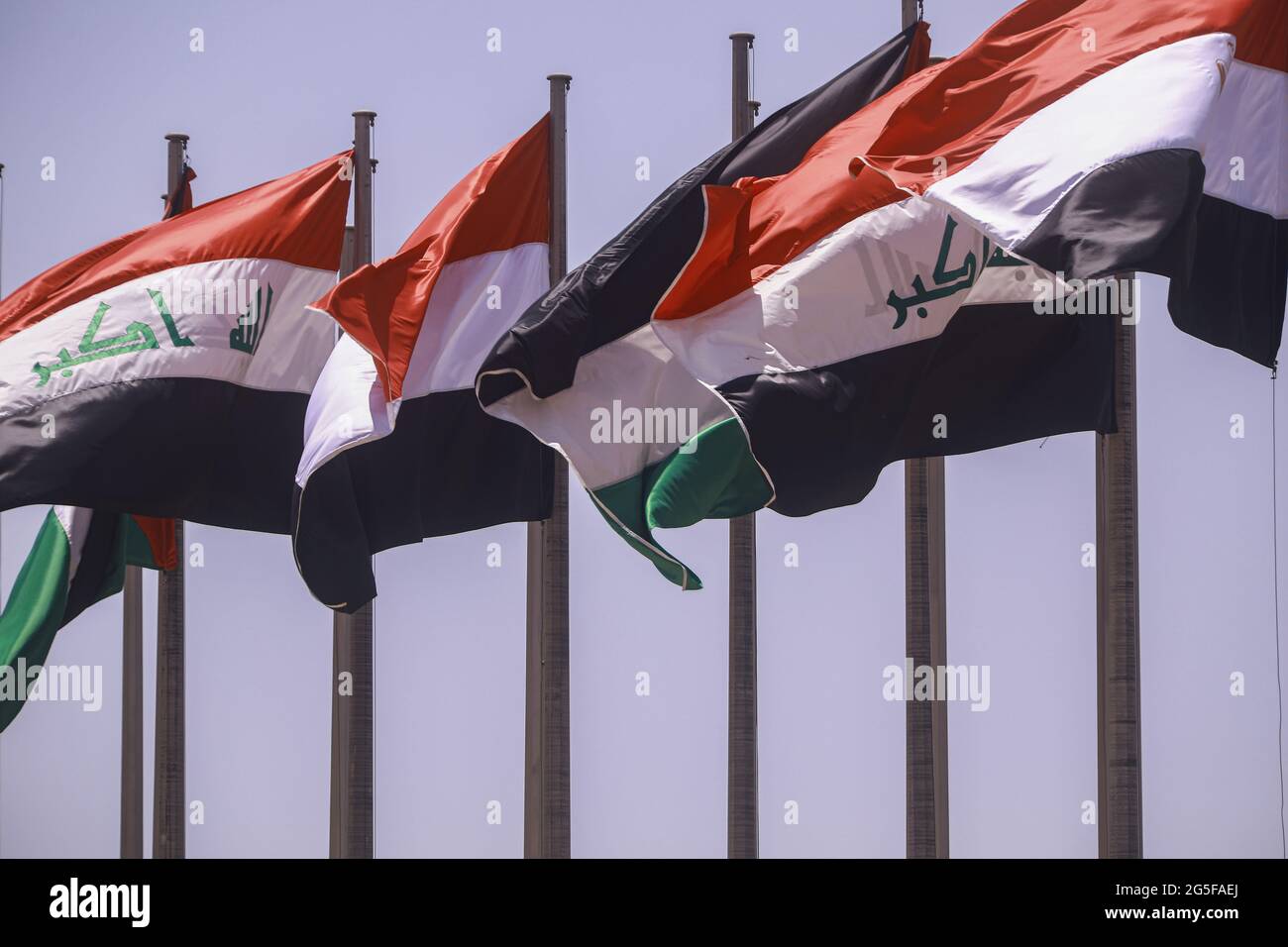 Bagdad, Irak. Juni 2021. Irakische, ägyptische und jordanische Flaggen schwingen auf dem internationalen Flughafen Bagdad während des irakisch-ägyptisch-jordanischen Dreiergipfels. Quelle: Ameer Al Mohmmedaw/dpa/Alamy Live News Stockfoto