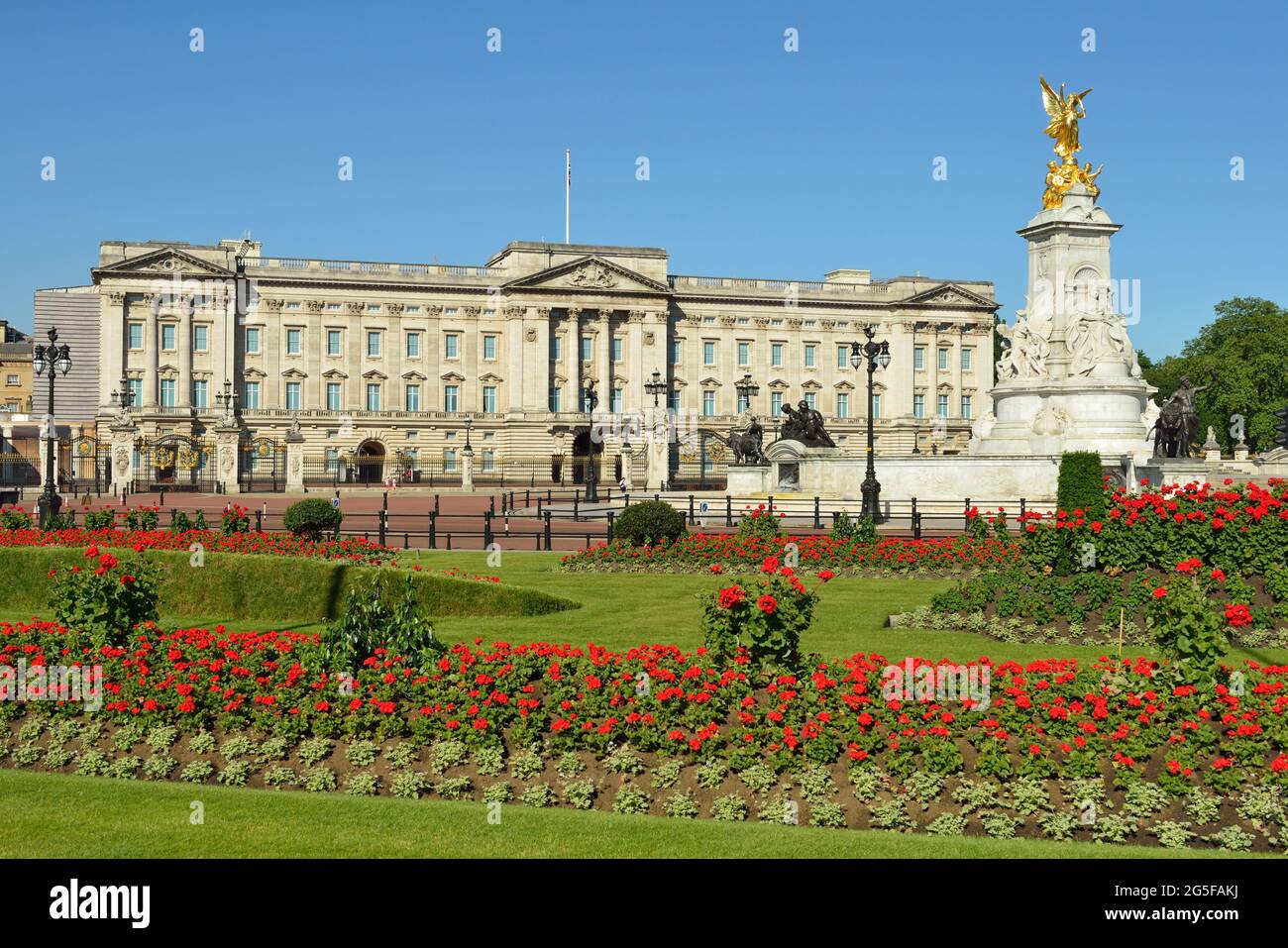 Buckingham Palace, Victoria Memorial and the Memorial Gardens, The Mall, Westminster, London, Großbritannien Stockfoto