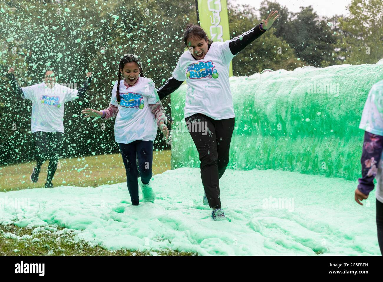 Northampton, Großbritannien, 27. Juni 2021. Bubble Rush 2021 5K, großer Spaß in Abington Park an einem langweiligen Morgen. Mit mehr als 500 Teilnehmern Spaß haben und Geld für Marie Curie und andere Wohltätigkeitsorganisationen sammeln. Kredit: Keith J Smith./Alamy Gutschrift: Keith J Smith./Alamy Stockfoto