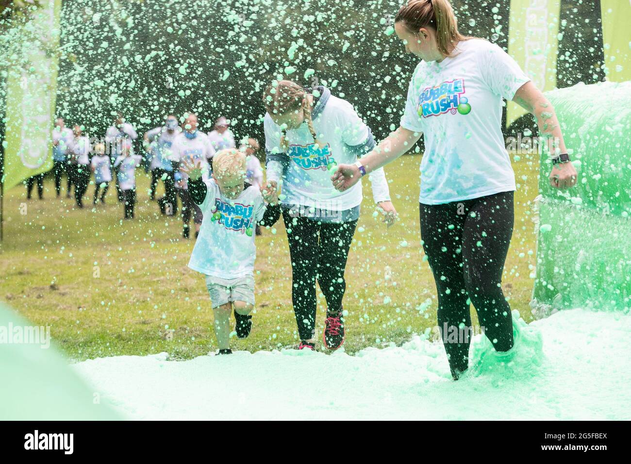 Northampton, Großbritannien, 27. Juni 2021. Bubble Rush 2021 5K, großer Spaß in Abington Park an einem langweiligen Morgen. Mit mehr als 500 Teilnehmern Spaß haben und Geld für Marie Curie und andere Wohltätigkeitsorganisationen sammeln. Kredit: Keith J Smith./Alamy Gutschrift: Keith J Smith./Alamy Stockfoto