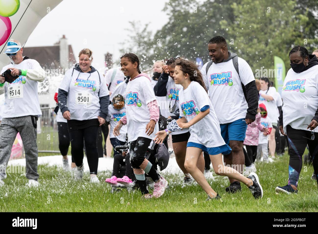 Northampton, Großbritannien, 27. Juni 2021. Bubble Rush 2021 5K, großer Spaß in Abington Park an einem langweiligen Morgen. Mit mehr als 500 Teilnehmern Spaß haben und Geld für Marie Curie und andere Wohltätigkeitsorganisationen sammeln. Kredit: Keith J Smith./Alamy Gutschrift: Keith J Smith./Alamy Stockfoto