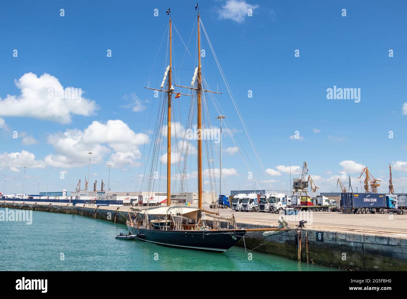 Cádiz, Spanien - 16. Juni 2021: Großes Segelboot im Hafen von Cádiz, Andalusien, Spanien Stockfoto