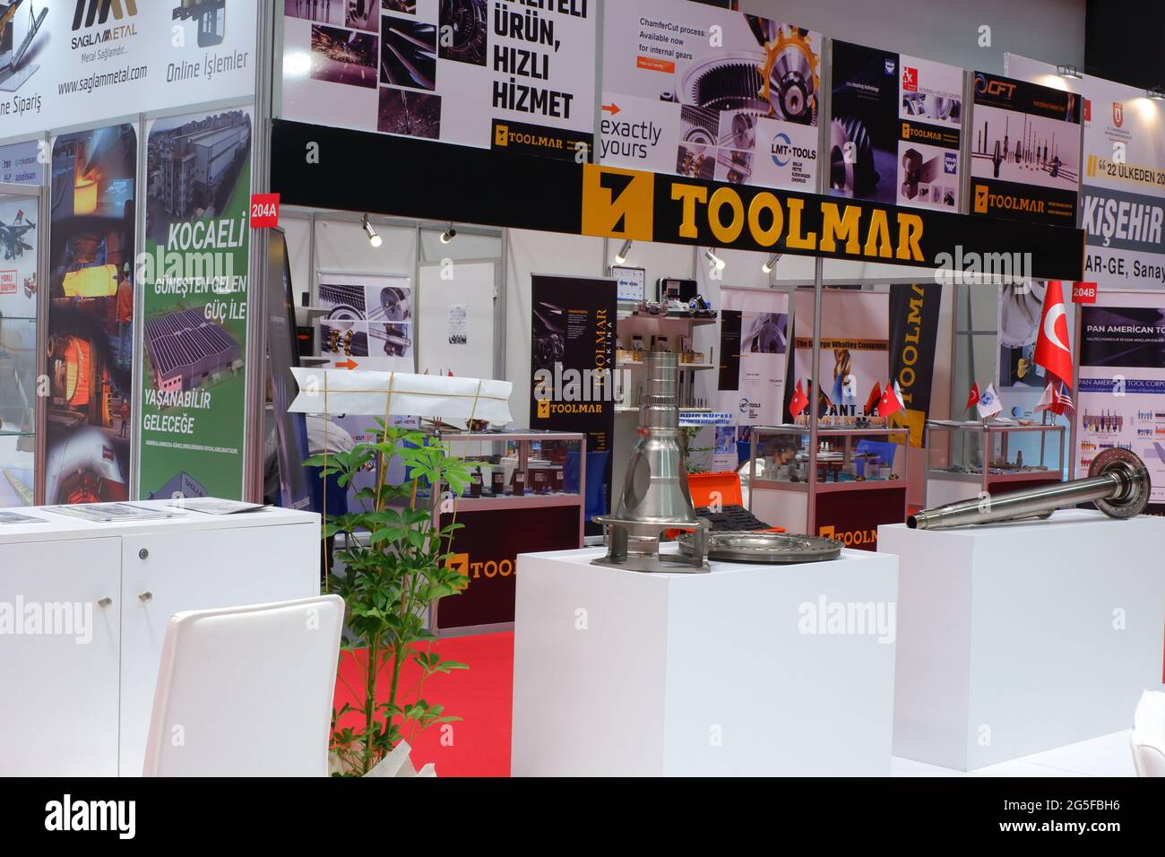 Unternehmen Plakate und Maschinenkomponenten auf der Messe für Industriemesse in der Türkei Stockfoto