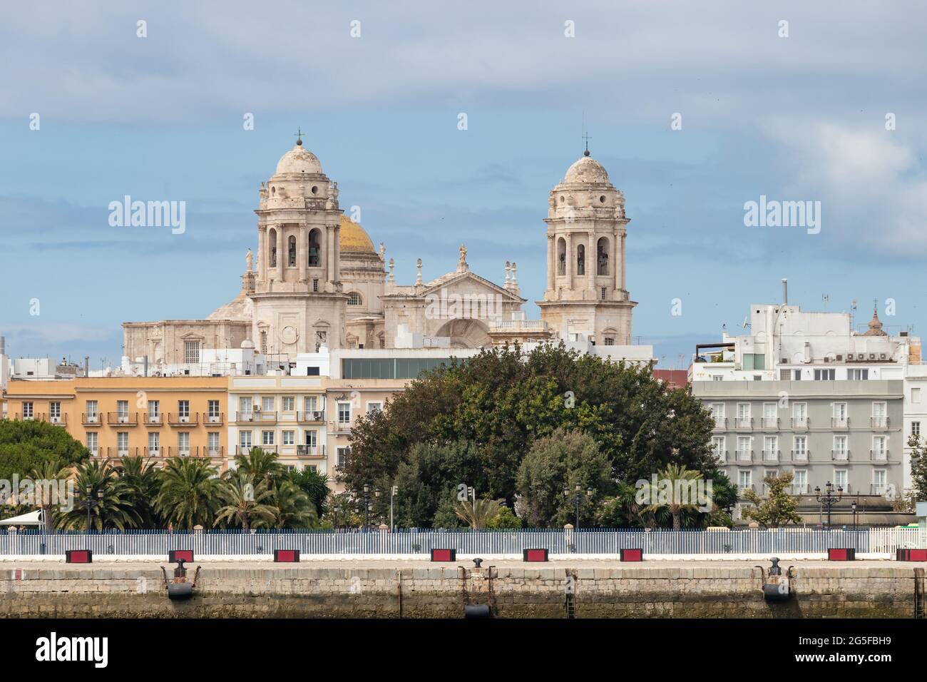 Blick auf die Küste von Cathéz mit der Kathedrale des Heiligen Kreuzes von Cathédrale im Hintergrund Stockfoto