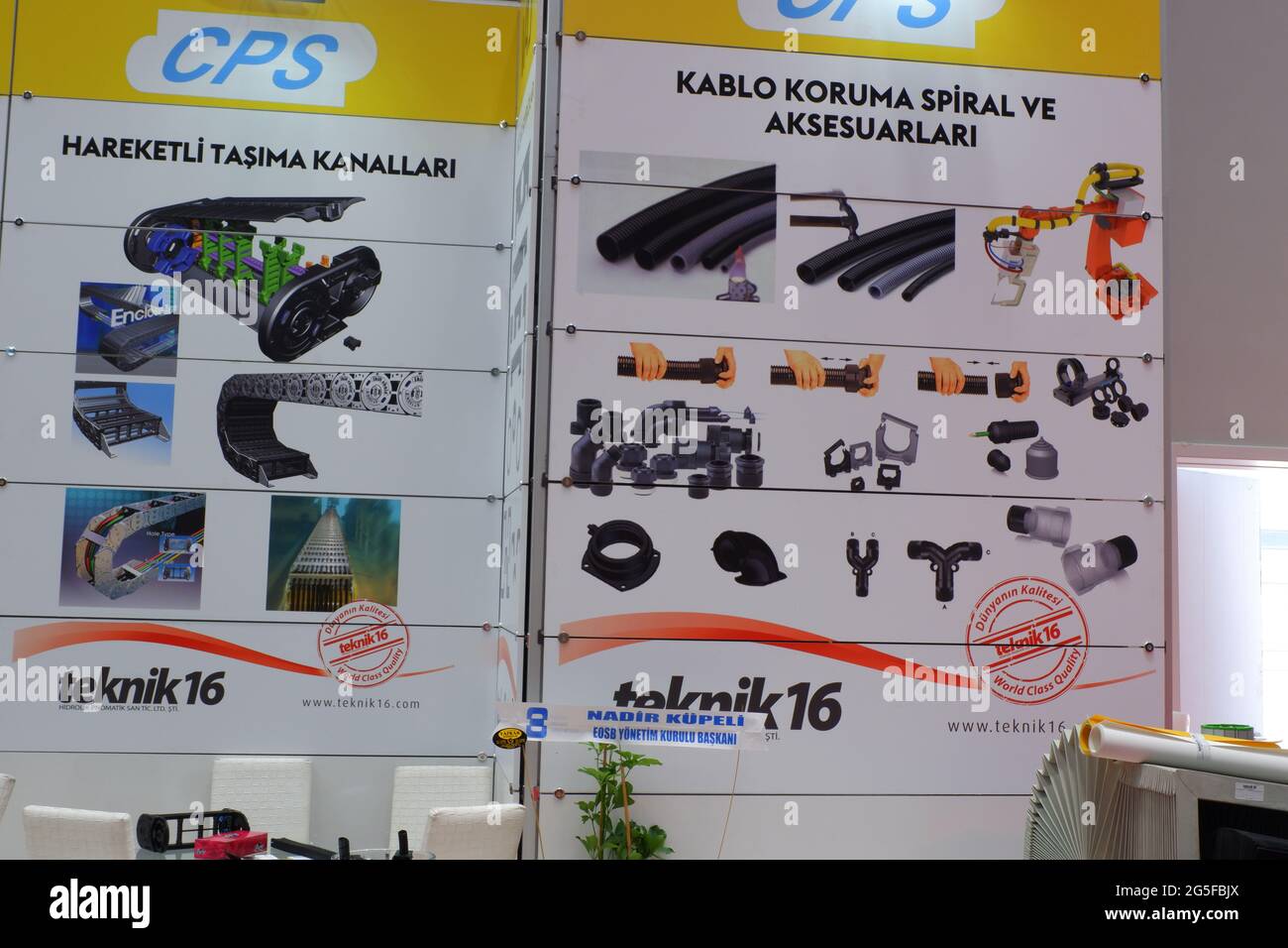 Unternehmen Plakate und Maschinenkomponenten auf der Messe für Industriemesse in der Türkei Stockfoto