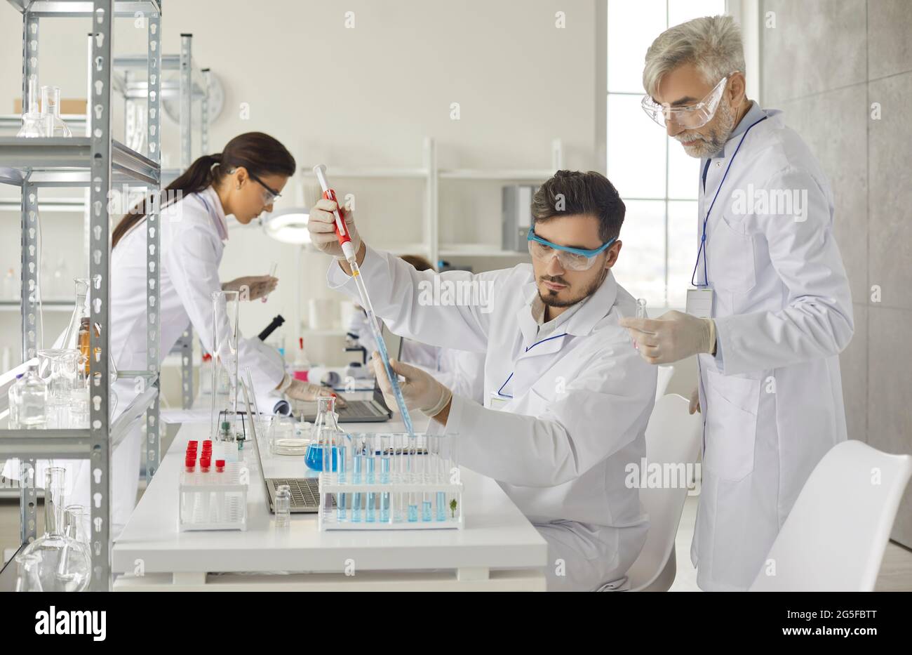 Forscher aus dem Gesundheitswesen, die im Labor für Biowissenschaften oder Pharmazie arbeiten Stockfoto