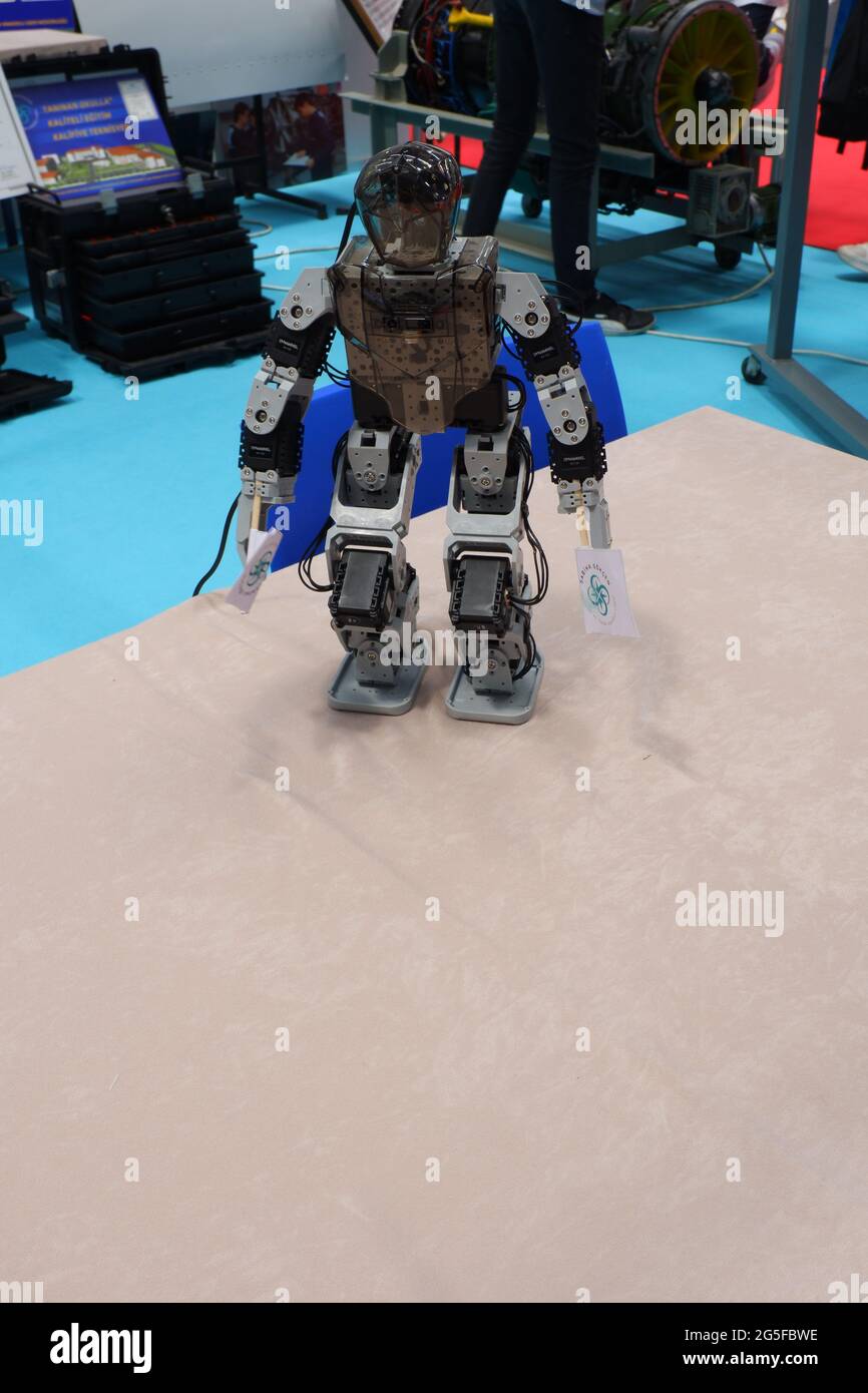 Kleiner, menschlich geformter Roboter, der Banner auf einer Industriemesse hält Stockfoto