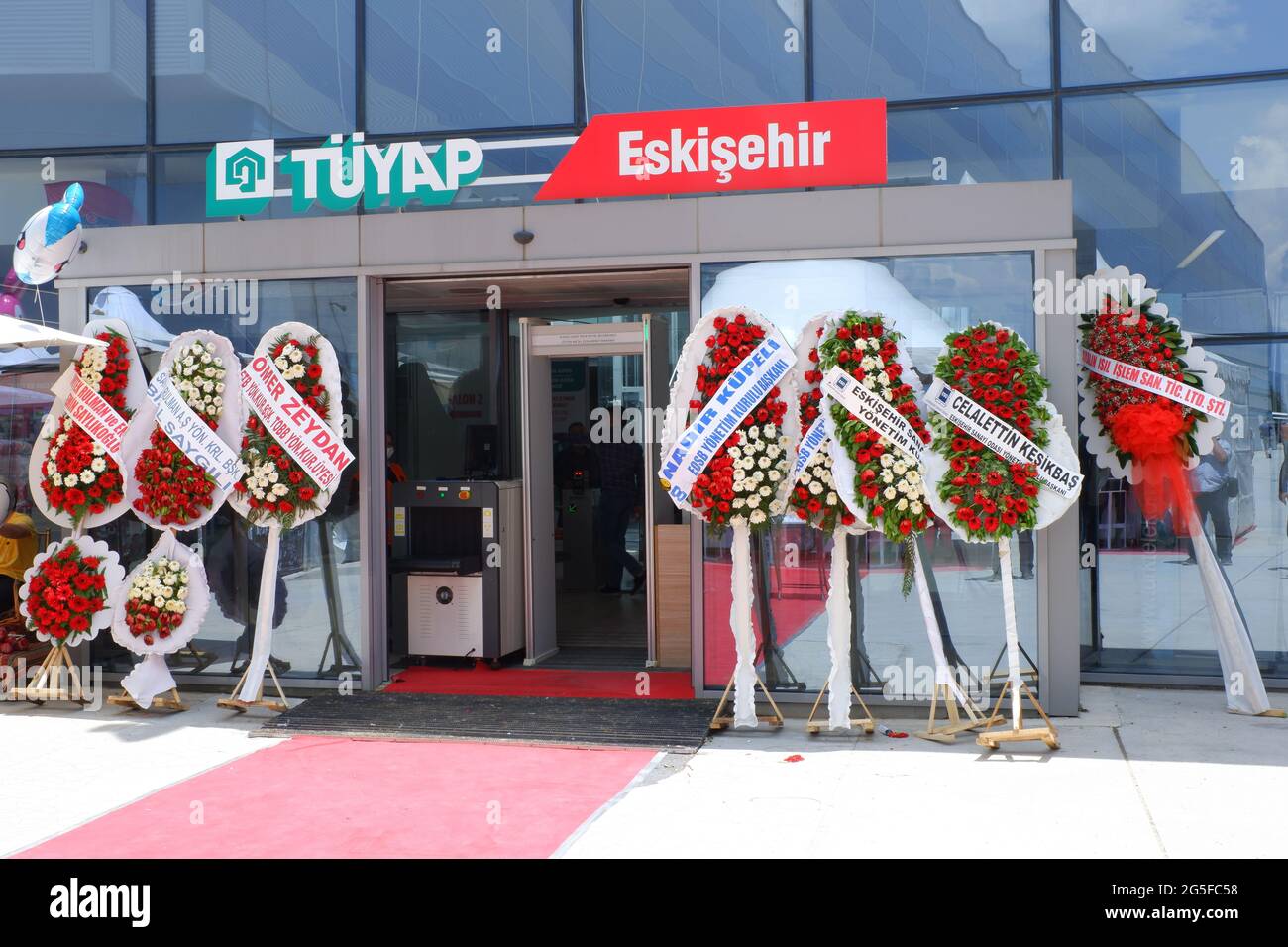 Eingang zum Messegelände TUYAP Eskisehir mit Glückwunschkränzen zur Eröffnung Stockfoto