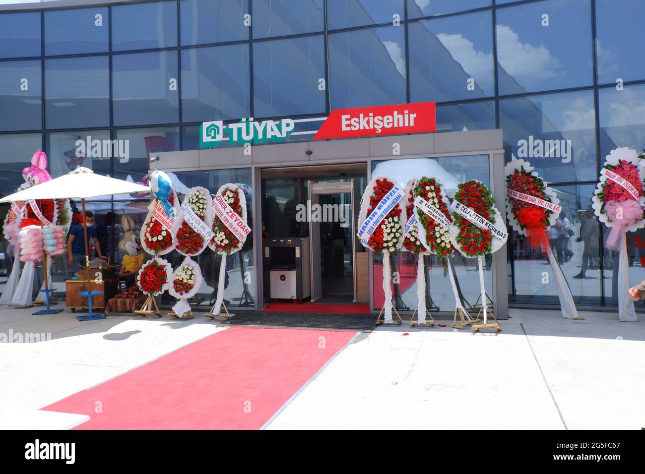 Eingang zum Messegelände TUYAP Eskisehir mit Glückwunschkränzen zur Eröffnung Stockfoto