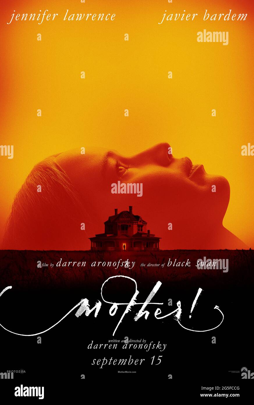 Mutter! (2017) Regie: Darren Aronofsky mit Jennifer Lawrence als Mutter. Ein Paar, das in Abgeschiedenheit lebt, wird von ungebetenen Gästen in ihre ruhige Oase überfallen. Stockfoto