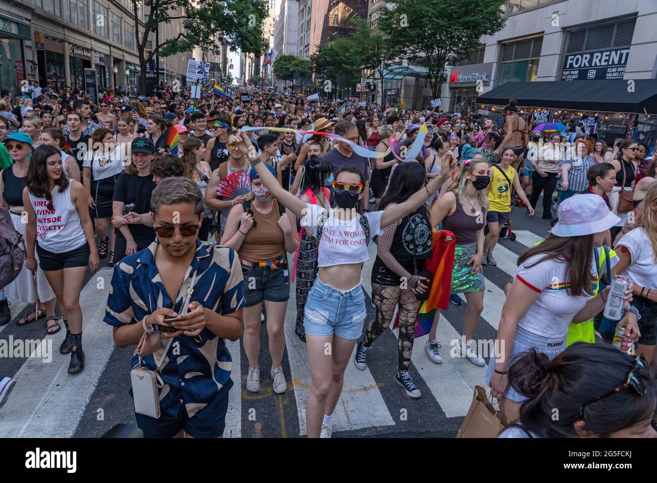 Menschen marschieren auf der Fifth Avenue in New York City Tausende von Menschen marschieren während des 29. Jährlichen New York City Dyke March. Der Dike-Marsch, der sich selbst eher als Marschprotest bezeichnet als als eine Parade, ist laut ihrer Website eine "Demonstration unseres Protestrechts des Ersten Zusatzartikels". Aufgrund der Coronavirus-Pandemie fand der marsch praktisch im Jahr 2020 statt. Der diesjährige märz begann im Bryant Park und endete im Washington Square Park. Stockfoto