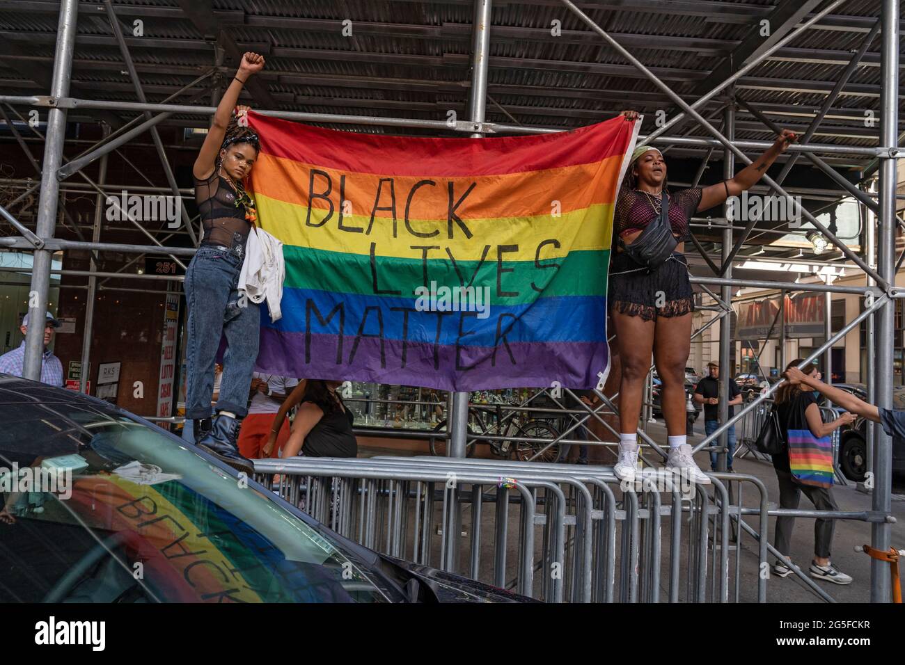 Während des marsches in New York City halten Frauen eine Pride-Flagge auf schwarzer Live-Angelegenheit.Tausende von Menschen marschieren während des 29. Jährlichen New York City Dyke March. Der Dike-Marsch, der sich selbst eher als Marschprotest bezeichnet als als eine Parade, ist laut ihrer Website eine "Demonstration unseres Protestrechts des Ersten Zusatzartikels". Aufgrund der Coronavirus-Pandemie fand der marsch praktisch im Jahr 2020 statt. Der diesjährige märz begann im Bryant Park und endete im Washington Square Park. Stockfoto
