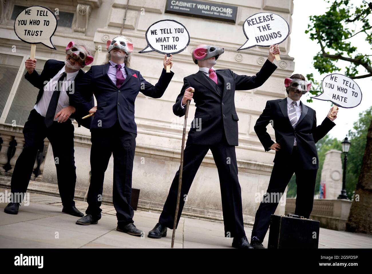 Die Demonstranten der Extinction Rebellion tragen in Whitehall, London, Rattenmasken als Teil der Kampagne der Protestgruppe zur Pressefreiheit. Bilddatum: Sonntag, 27. Juni 2021. Stockfoto