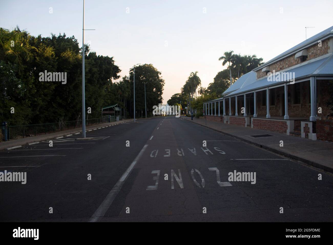 (210627) -- CANBERRA, 27. Juni 2021 (Xinhua) -- das Foto vom 27. Juni 2021 zeigt eine leere Straße inmitten der COVID-19-Pandemie in Darwin, Northern Territory, Australien. Michael Gunner, Chief Minister des Northern Territory (NT) in Australien, sagte am Sonntag, dass NT „jetzt vor seiner größten Bedrohung steht“ seit Beginn der COVID-19-Krise und fügte hinzu, dass seine Hauptstadt Darwin für 48 Stunden gesperrt werden würde. Die vollständige Sperrung wurde am Sonntag um 1:00 Uhr in den ländlichen Gebieten von Darwin, Palmerston und Darwin wirksam, nachdem vier neue COVID-19-Fälle bestätigt wurden, die mit einer Mine in Verbindung stehen, ACCORD Stockfoto