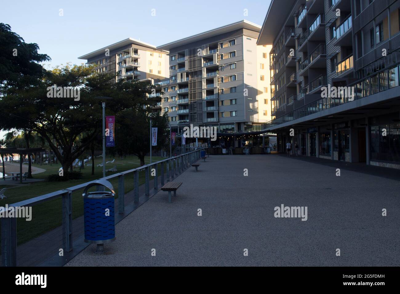 Canberra, Australien. Juni 2021. Das am 27. Juni 2021 aufgenommene Foto zeigt eine leere Straße inmitten der COVID-19-Pandemie in Darwin, Northern Territory, Australien. Michael Gunner, Chief Minister des Northern Territory (NT) in Australien, sagte am Sonntag, dass NT „jetzt vor seiner größten Bedrohung steht“ seit Beginn der COVID-19-Krise und fügte hinzu, dass seine Hauptstadt Darwin für 48 Stunden gesperrt werden würde. Die vollständige Sperrung wurde am Sonntag um 1:00 Uhr in den ländlichen Gebieten von Darwin, Palmerston und Darwin wirksam. Quelle: Xinhua/Alamy Live News Stockfoto