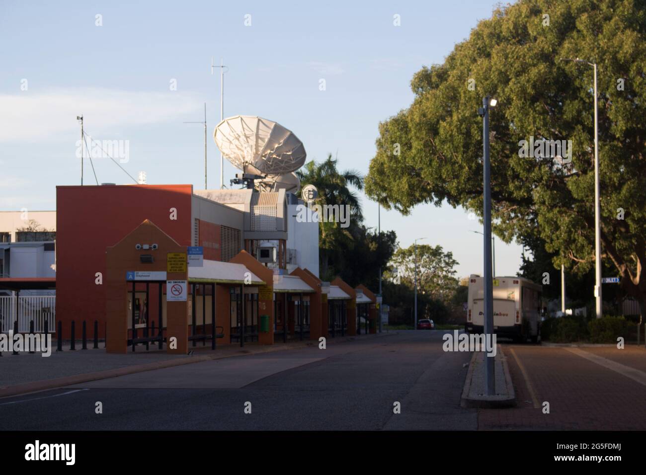 Canberra, Australien. Juni 2021. Das am 27. Juni 2021 aufgenommene Foto zeigt eine leere Straße inmitten der COVID-19-Pandemie in Darwin, Northern Territory, Australien. Michael Gunner, Chief Minister des Northern Territory (NT) in Australien, sagte am Sonntag, dass NT „jetzt vor seiner größten Bedrohung steht“ seit Beginn der COVID-19-Krise und fügte hinzu, dass seine Hauptstadt Darwin für 48 Stunden gesperrt werden würde. Die vollständige Sperrung wurde am Sonntag um 1:00 Uhr in den ländlichen Gebieten von Darwin, Palmerston und Darwin wirksam. Quelle: Xinhua/Alamy Live News Stockfoto