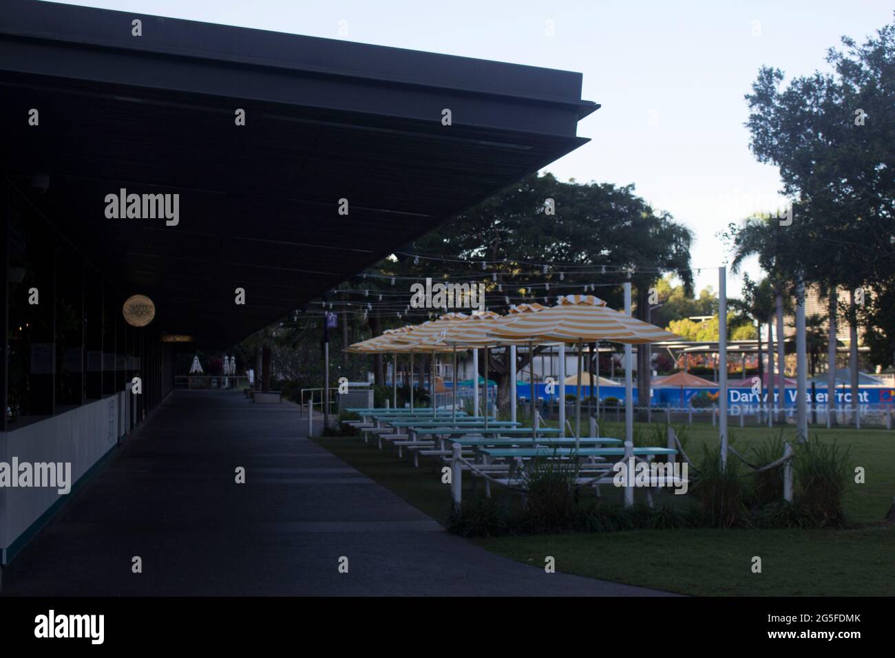 Canberra, Australien. Juni 2021. Das am 27. Juni 2021 aufgenommene Foto zeigt eine leere Straße inmitten der COVID-19-Pandemie in Darwin, Northern Territory, Australien. Michael Gunner, Chief Minister des Northern Territory (NT) in Australien, sagte am Sonntag, dass NT „jetzt vor seiner größten Bedrohung steht“ seit Beginn der COVID-19-Krise und fügte hinzu, dass seine Hauptstadt Darwin für 48 Stunden gesperrt werden würde. Die vollständige Sperrung wurde am Sonntag um 1:00 Uhr in den ländlichen Gebieten von Darwin, Palmerston und Darwin wirksam. Quelle: Xinhua/Alamy Live News Stockfoto