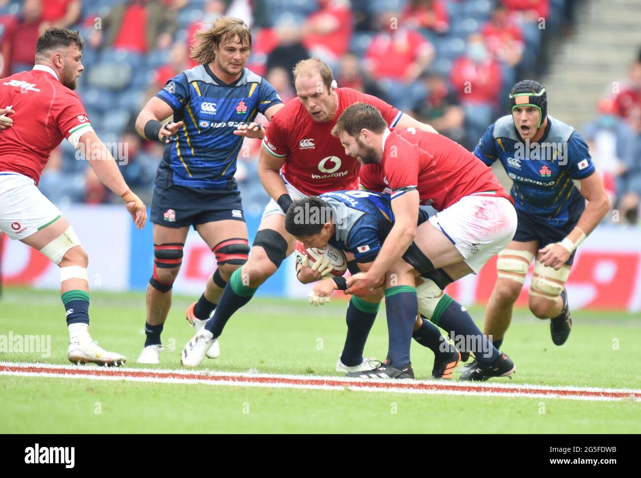 BT Murrayfield .Edinburgh.Schottland Großbritannien. 26. Juni-21 Britische & Irische Löwen gegen Japan während des Spiels abgebildet Britische & Irische Löwen Kapitän Alun Wyn Jones & Iain Henderson nehmen Kaito Shigeno Japan in Angriff Quelle: eric mccowat/Alamy Live News Stockfoto