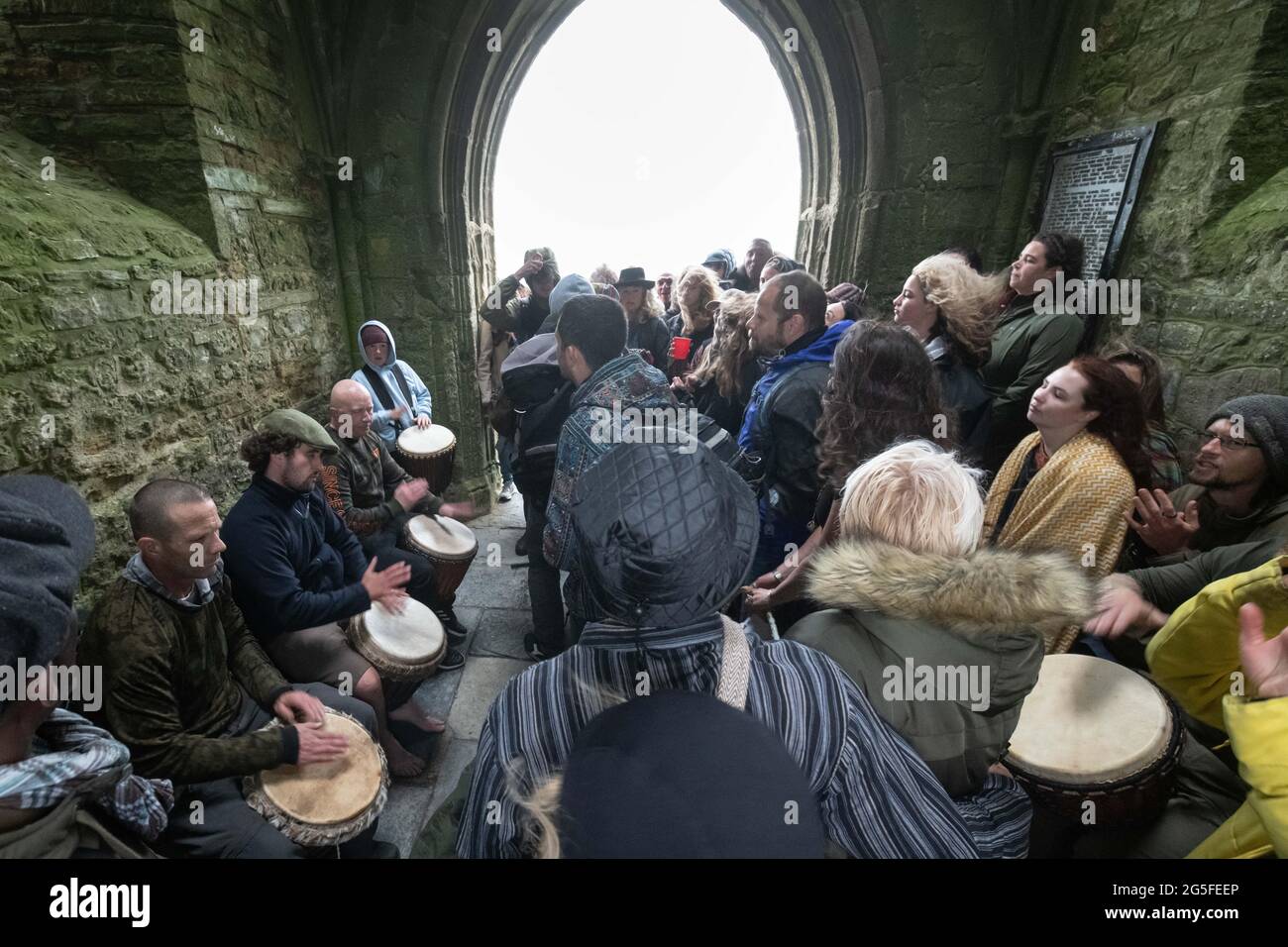 Glastonbury Tor, Glastonbury, Somerset, Großbritannien. Juni 2021. Die bewölkten Bedingungen verhindern nicht, dass sich am Glastonbury Tor die Sommersonnenwende einsammelt Stockfoto