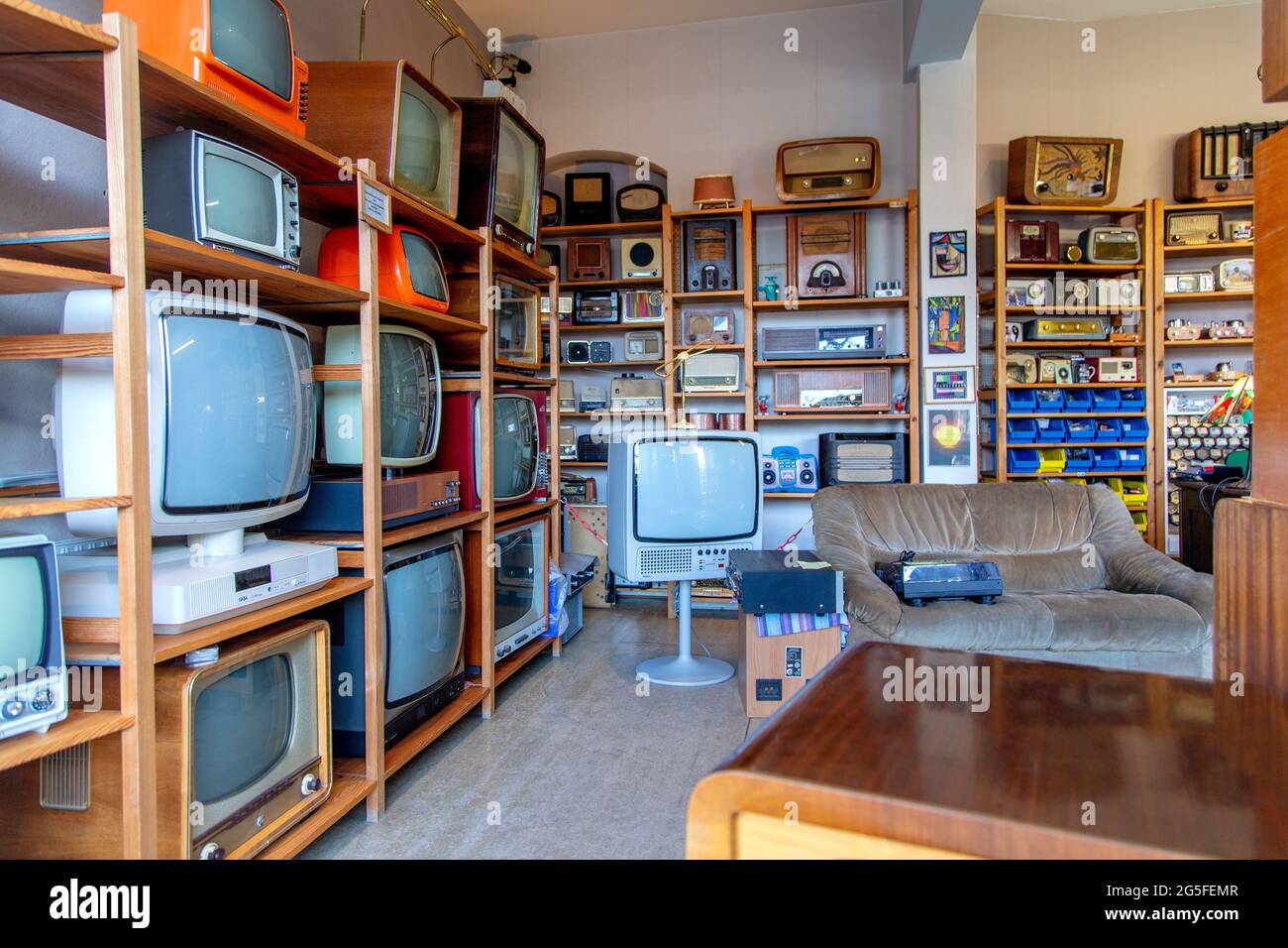Eine tv-Werkstatt mit einer riesigen Sammlung von Vintage-tv-Geräten und  Radios in Berlin Stockfotografie - Alamy