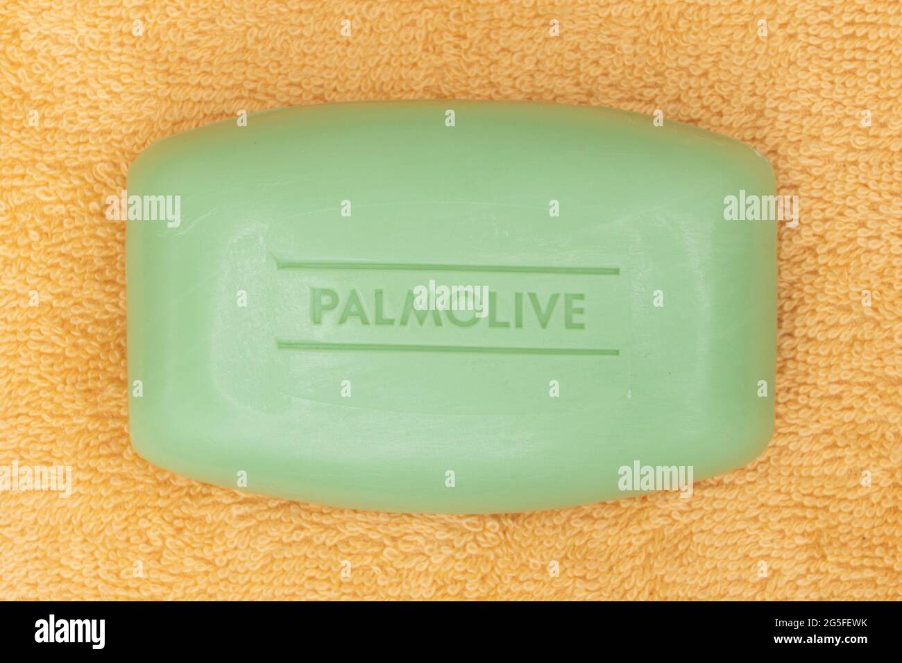 Ein Stück palmolive Seife auf einem Badetuch, Körperpflegeprodukt Stockfoto
