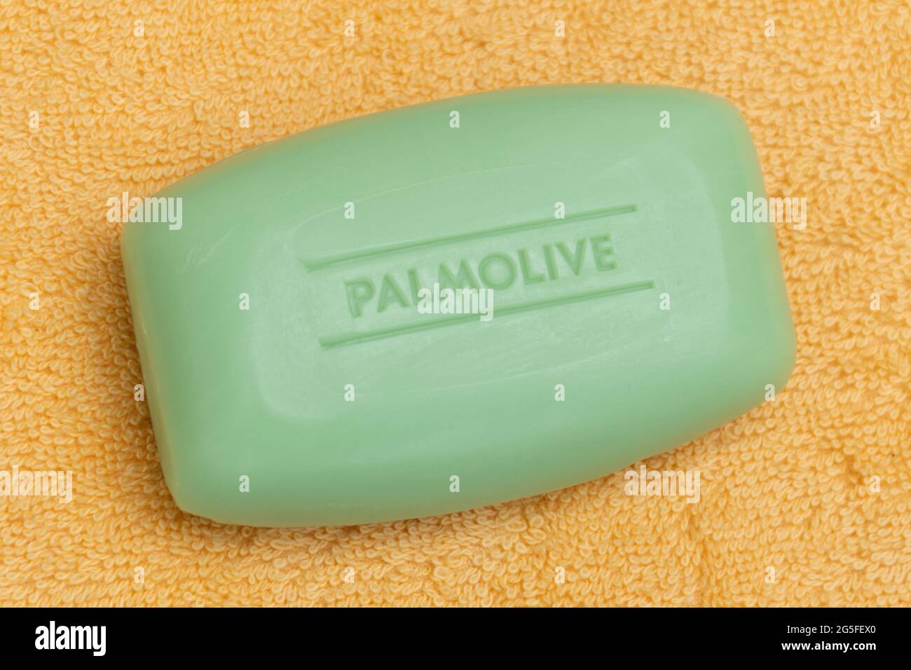 Ein Stück palmolive Seife auf einem Badetuch, Körperpflegeprodukt Stockfoto