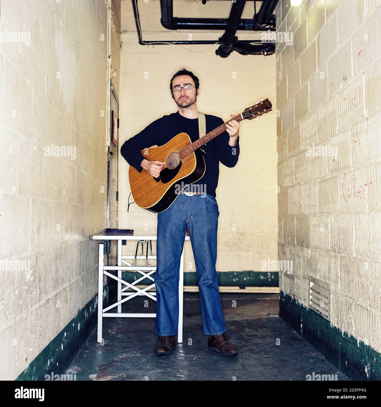 James Mercer Musiker und Lead-Sänger der Shins, fotografiert backstage an der Borderline, 12. Februar 2003 , London England. Stockfoto