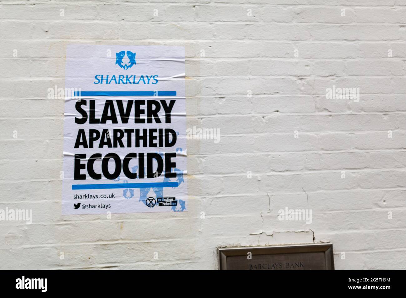 Woodbridge, Suffolk, Großbritannien 01 2021. März: Plakat zur Auslöschung der Rebellion, das an den Wänden einer HSBC-Bank angebracht wurde und behauptet, dass sie die Klimakrise finanzieren Stockfoto