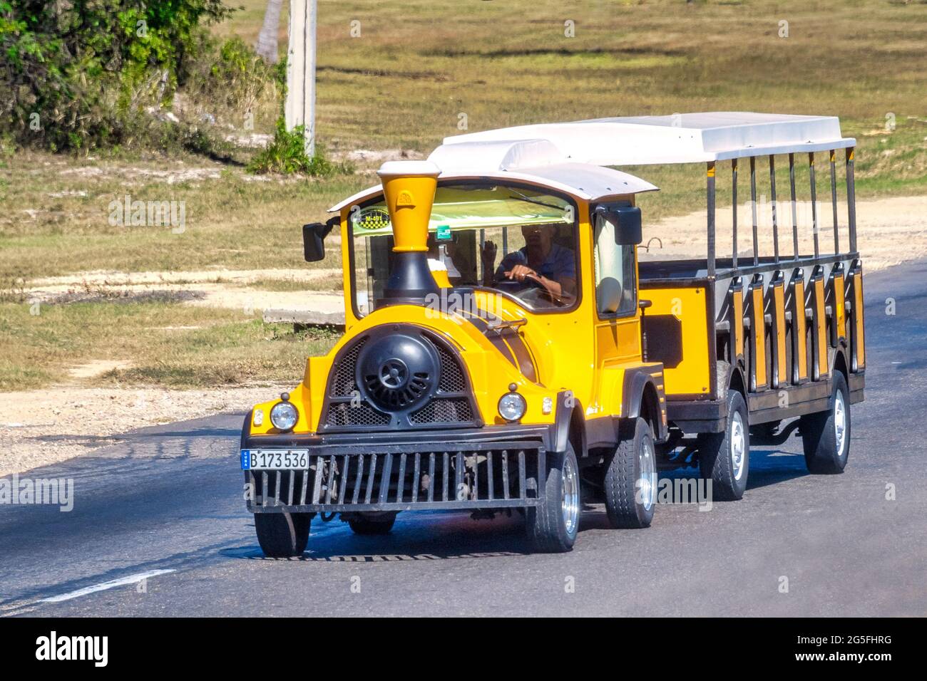 Ein zugähnliches Fahrzeug für den städtischen Personenverkehr in Varadero, Kuba, 2017 Stockfoto