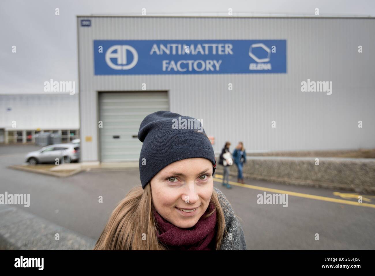 Antimatter zählt! Silje Uhlen Maurset arbeitete bei der CERN Knowledge Transfer Group, um die positiven globalen Auswirkungen des CERN auf die Gesellschaft zu maximieren. Die Wissenschaftler und Ingenieure des CERN bereiten sich auf das nächste große Kapitel in der Geschichte des größten Forschungslabors der Welt vor. Es ist geplant, einen weiteren Partikelkollider zu bauen, der viermal größer ist als der bestehende LHC - Large Hadron Collider. Stockfoto