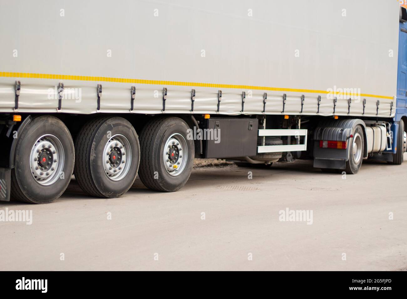 Lkw Rader Transport Von Gutern Im Guterverkehr Viele Grosse Rader Markise Auf Einem Lkw Stockfotografie Alamy