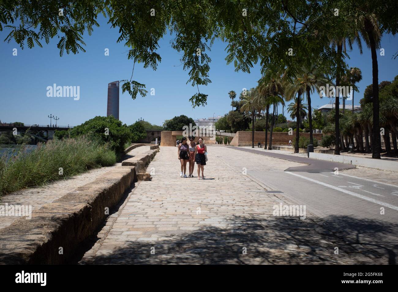 (210627) -- SEVILLA, 27. Juni 2021 (Xinhua) -- Menschen gehen auf der Straße in Sevilla, Spanien, 26. Juni 2021. Ab Samstag wird in Spanien die Pflicht, Gesichtsmasken im Freien zu tragen, aufgehoben, solange die Menschen einen sozialen Abstand von 1.5 Metern halten. (Xinhua/Meng Dingbo) Stockfoto