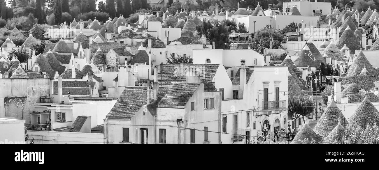 Einen herrlichen Panoramablick auf die Stadt Alberobello mit seinen typischen Trulli Gebäude, Apulien, Italien Stockfoto