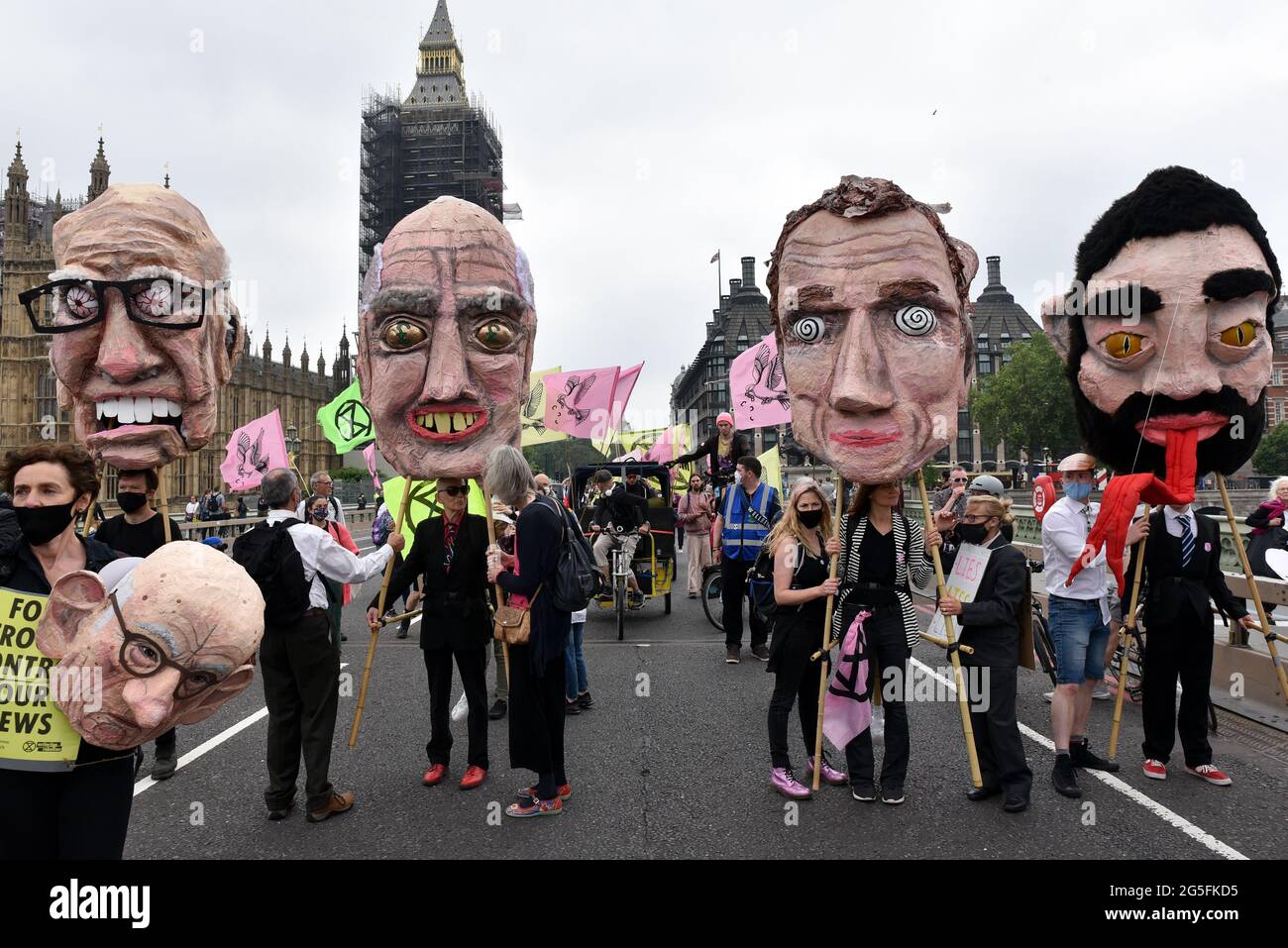 Westminster, London, Großbritannien. Juni 2021. Mitglieder der Extinction Rebellion führen in London einen Protest der „Free the Press“ gegen den Besitz der Presse durch. Kredit: Matthew Chattle/Alamy Live Nachrichten Stockfoto