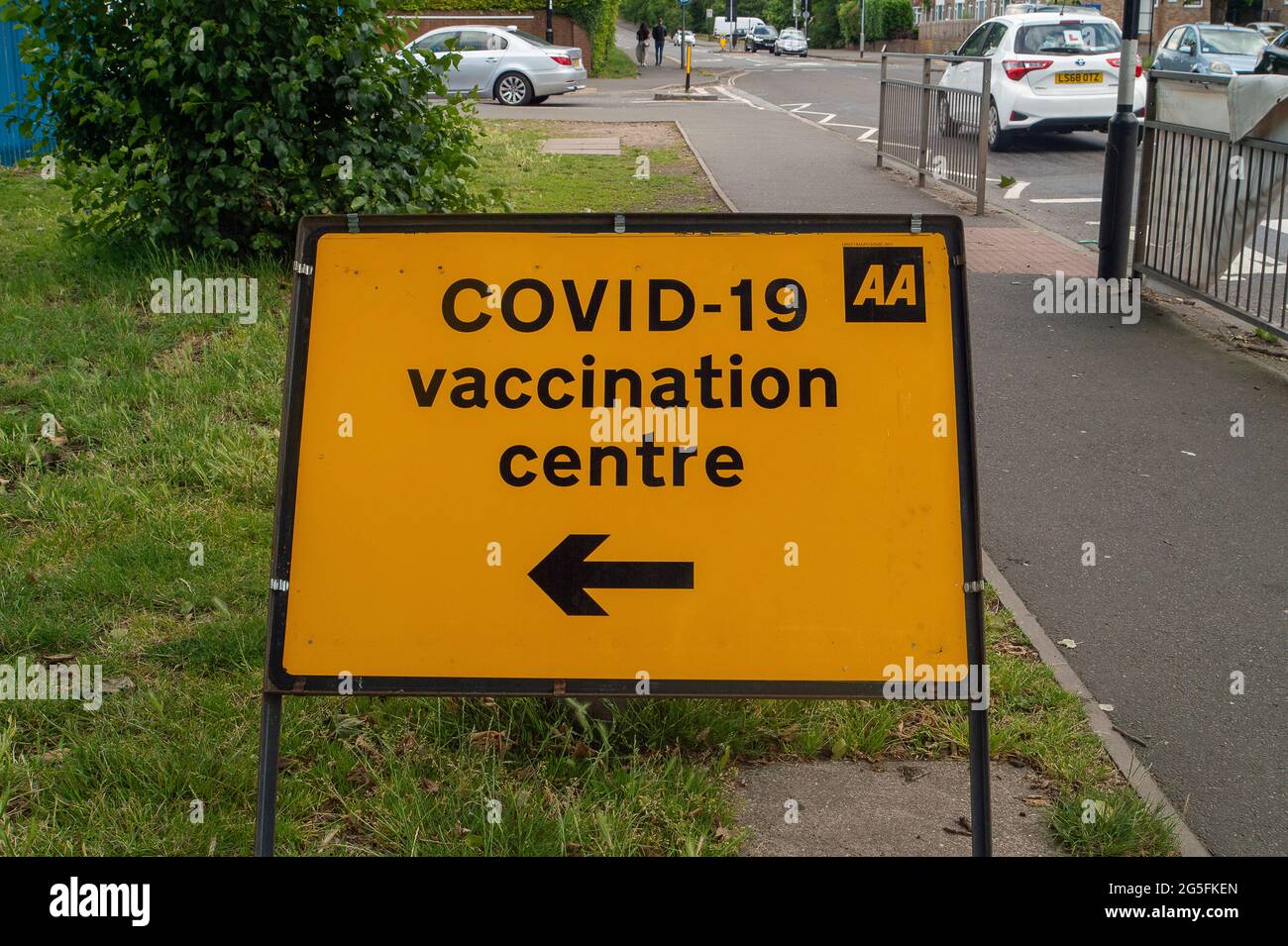 Hounslow, Middlesex, Großbritannien. Juni 2021. Ein Covid-19 Impfzentrum Zeichen. Heute Morgen war es ruhig im Cranford Community College Covid-19 Impfzentrum in Hounslow. Die Fälle der indischen Covid-19-Variante sind weiterhin hoch, jedoch endeten die Surge-Tests in diesem Gebiet Anfang dieser Woche. Die Covid-19-Raten pro 100,000 Personen für Hounslow lagen am 21. Juni bei 83.6 (227) im Vergleich zu 84.7 (230) in der Woche davor. Quelle: Maureen McLean/Alamy Stockfoto