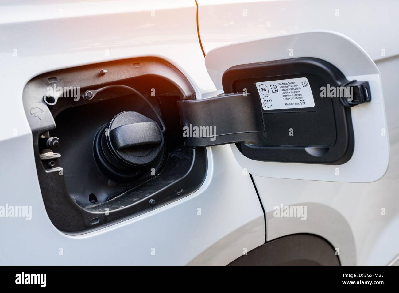 Nahaufnahme des Tankdeckels ein modernes weißes Benzinauto Stockfoto